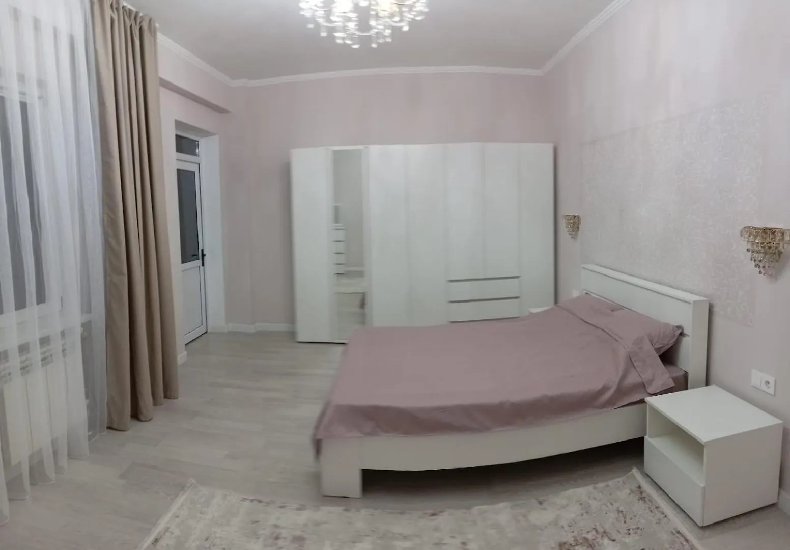 Вид На Горы И Форум Almaty